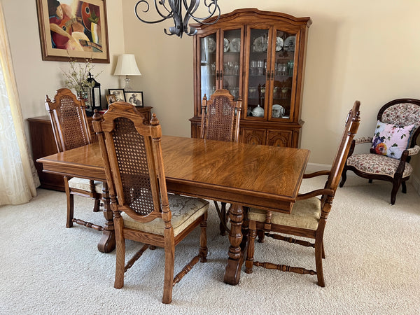 Thomasville Vintage Dining Table and 6 Chairs