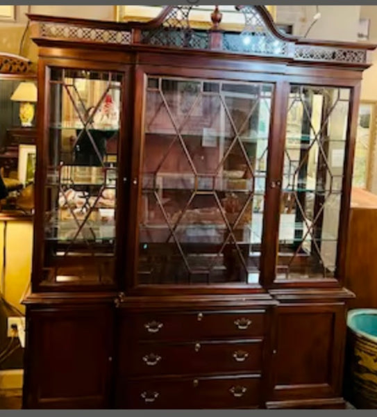 Lexington Furniture Arnold Palmer Collection Glass Front China Cabinet Breakfront