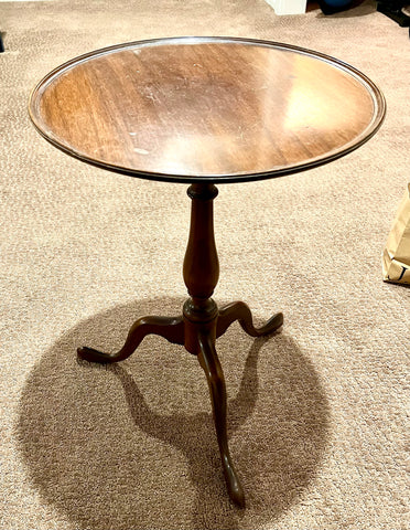 Antique Round Queen Anne Style Pedestal Table