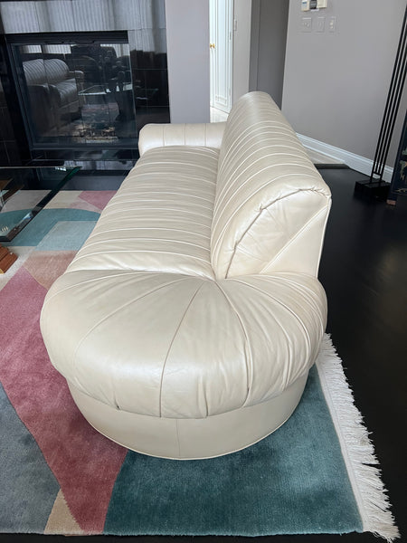 Salotti Natuzzi Postmodern Leather Sofa with Curved End in Vanilla Leather