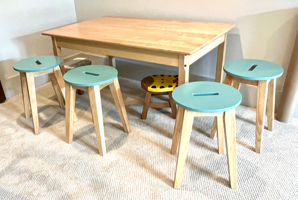 Kids Play Table and 6 Stools