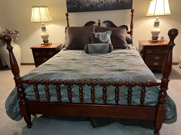 Davis Cabinet Company Lillian Russell Cherry Queen 5 Piece Bedroom Set