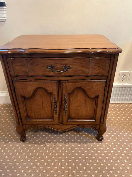 White Fine Furniture Vintage Pair of Nightstands