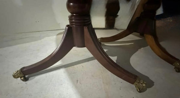 HENREDON Georgian Banded Mahogany Dining Table and 8 Chairs