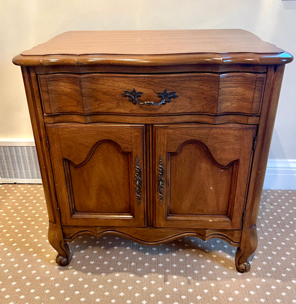 White Fine Furniture Vintage Pair of Nightstands