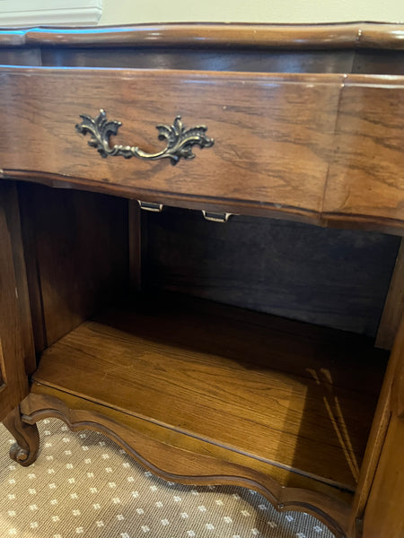 White Fine Furniture Vintage Pair of Nightstands